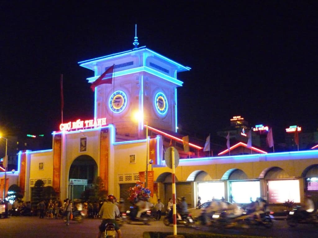 Bến Thành market at night